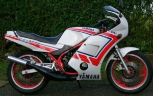 @ Yamaha RD 350 F2 YPVS 1987 moto bianca adesivi @