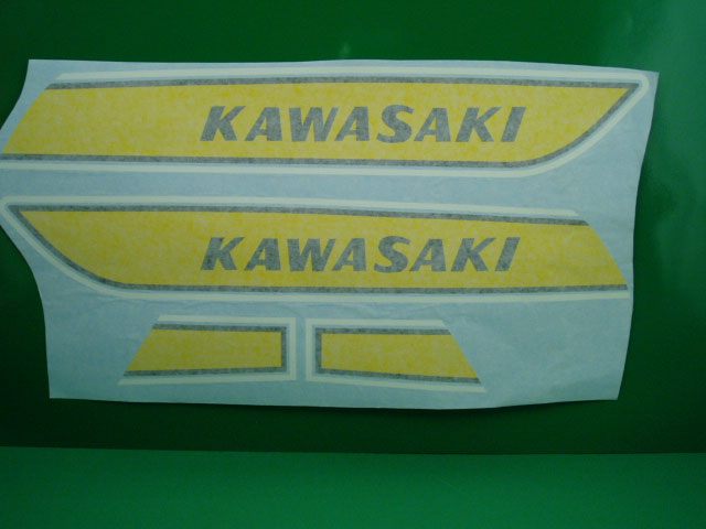 @ Kawasaki 500 H1F moto marrone adesivi @